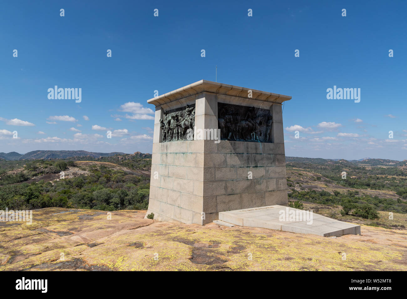 Un grande quattro facciate memoriale di pietra per il massacro di Shangani a visione del mondo. Foto Stock