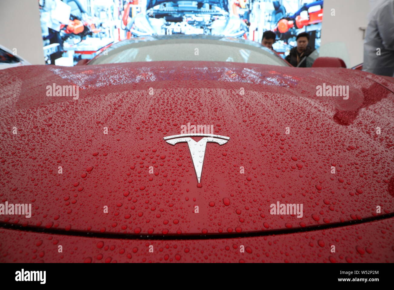 Un modello di Tesla 3 auto elettrica è sul display durante la cerimonia rivoluzionaria di Stati Uniti electric automobilistico la prima non-US impianto di fabbricazione Giga Foto Stock