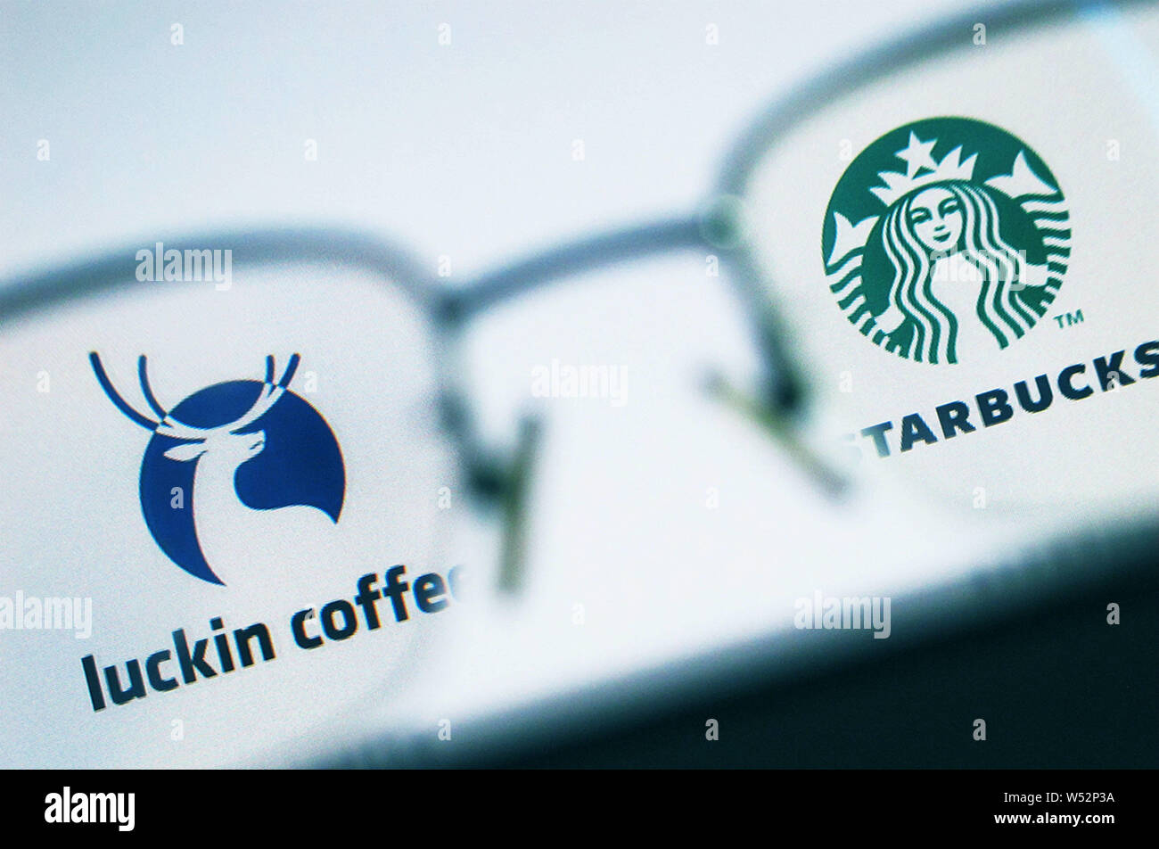--FILE--un netizen cinese guarda al logo della Cina il nuovo marchio di caffè caffè Luckin, sinistra e Starbucks Coffee sul suo computer a Pechino in Cina, 22 D Foto Stock