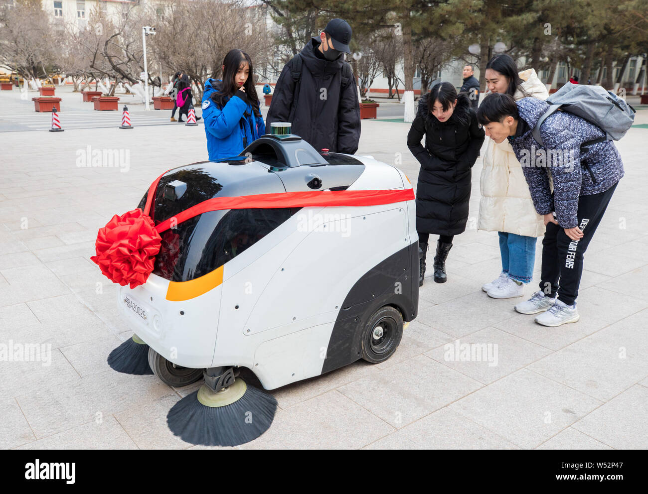 Un livello 4 autonomo pulizia di guida veicolo lavora presso il campus della Mongolia Interna normale università a Hohhot, nel nord della Cina di Mongolia Interna Autonomo Foto Stock