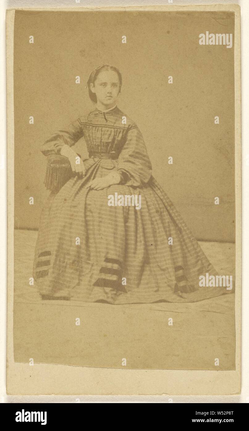 Unidentified youn donna, seduto, la sig.ra Elizabeth H. Gillett (American, nato circa 1821), 1870-1875, albume silver stampa Foto Stock