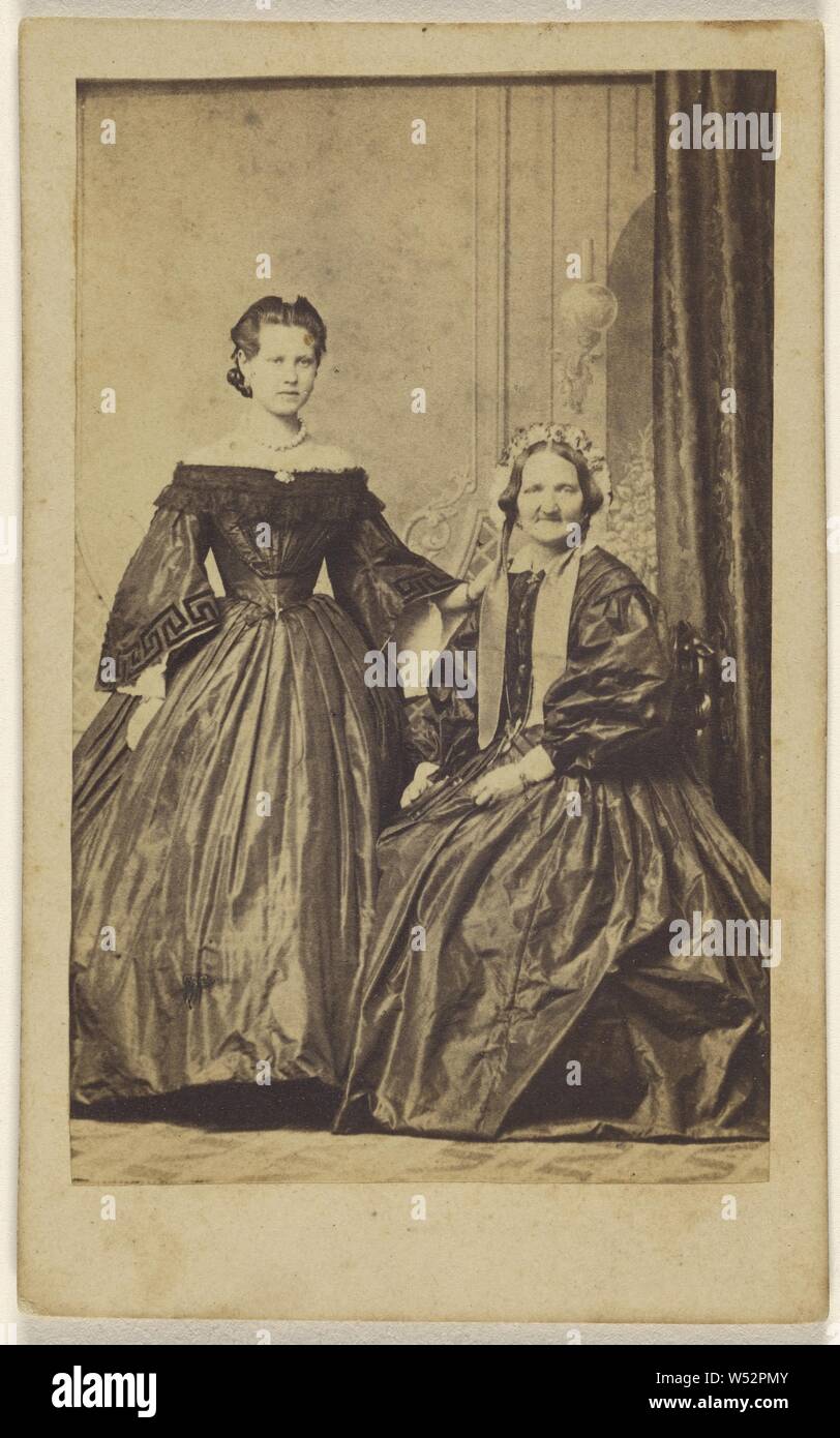 Due donne non identificato: la più giovane donna in piedi, donna anziana seduto, Photographische Compagnie, 1865-1870, albume silver stampa Foto Stock