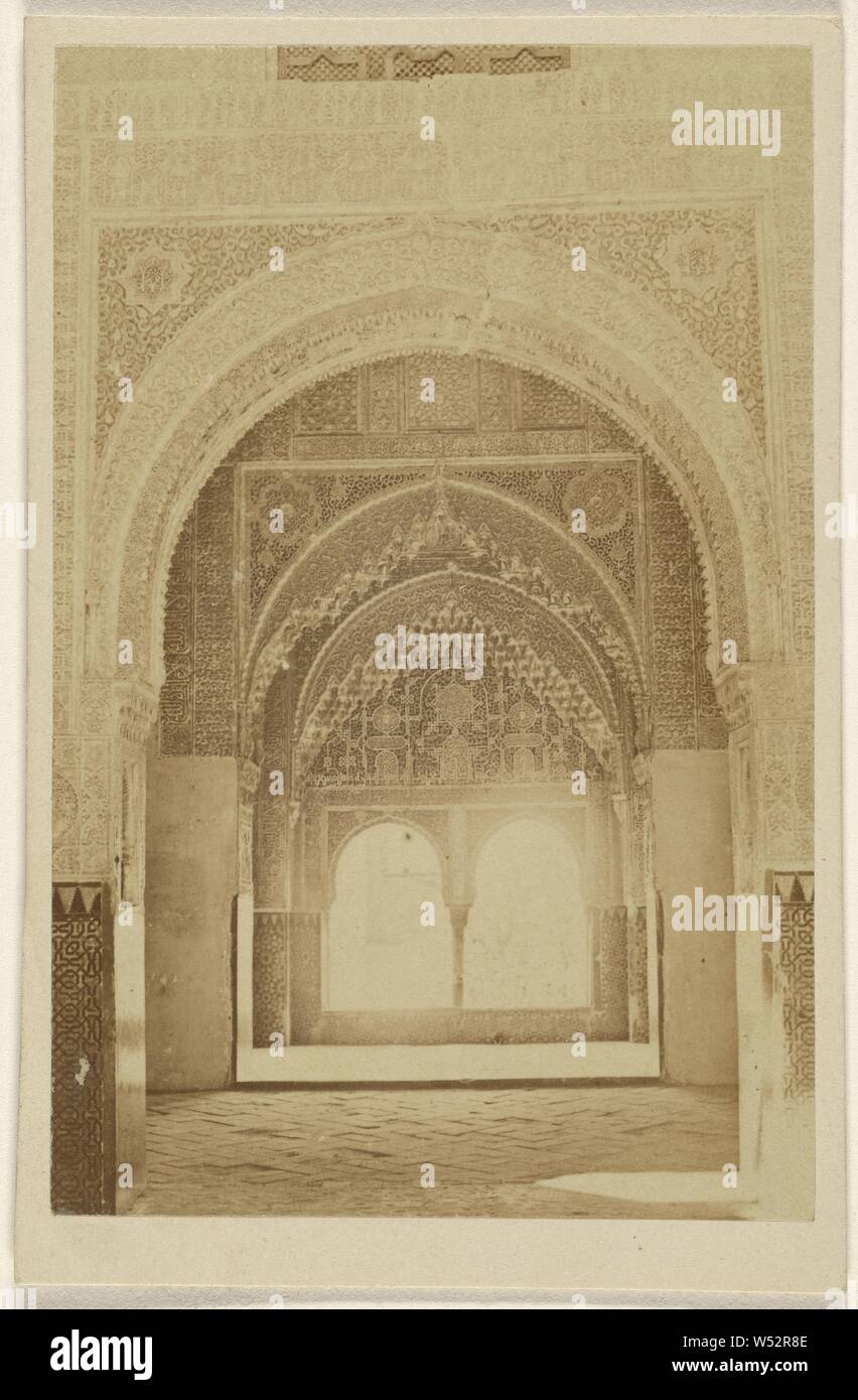 Interno di archi, l'Alhambra, sconosciuto, 1870-1875, albume silver stampa Foto Stock