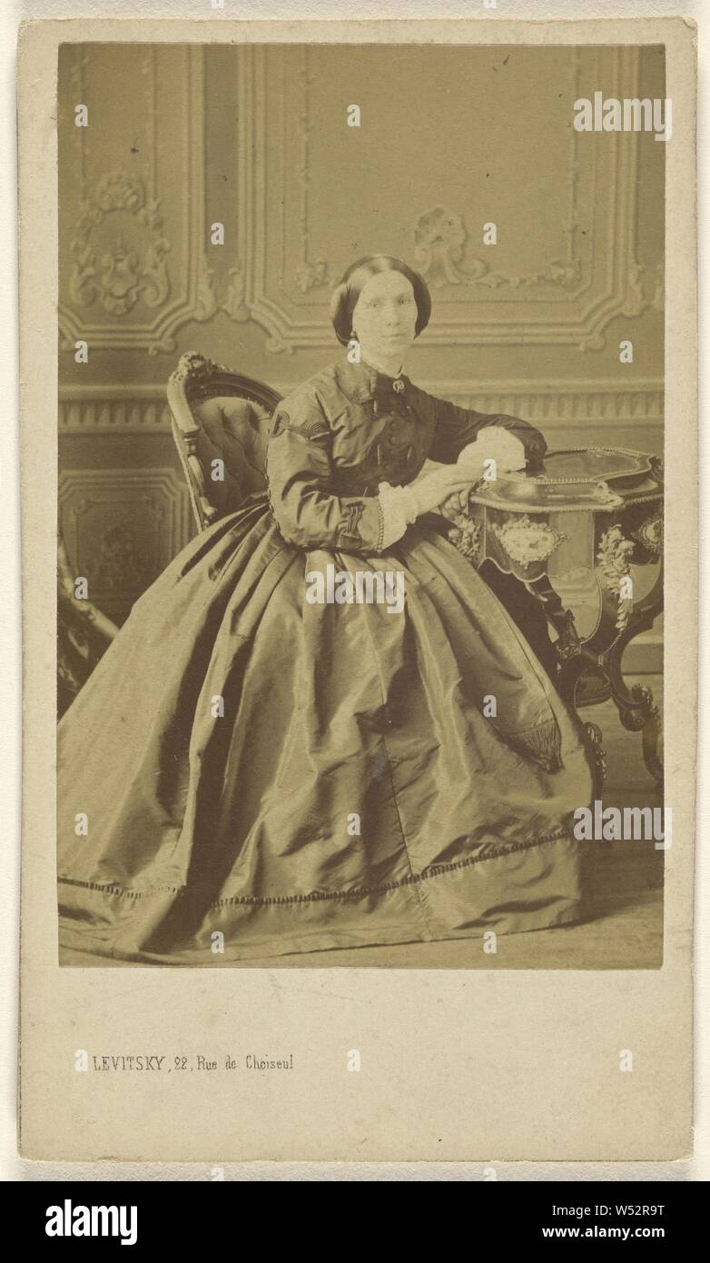 La donna non identificato, seduto, Sergei Luvovich Levitsky (Russo, 1819 - 1898, attivo a Parigi, Francia), circa 1865, albume silver stampa Foto Stock