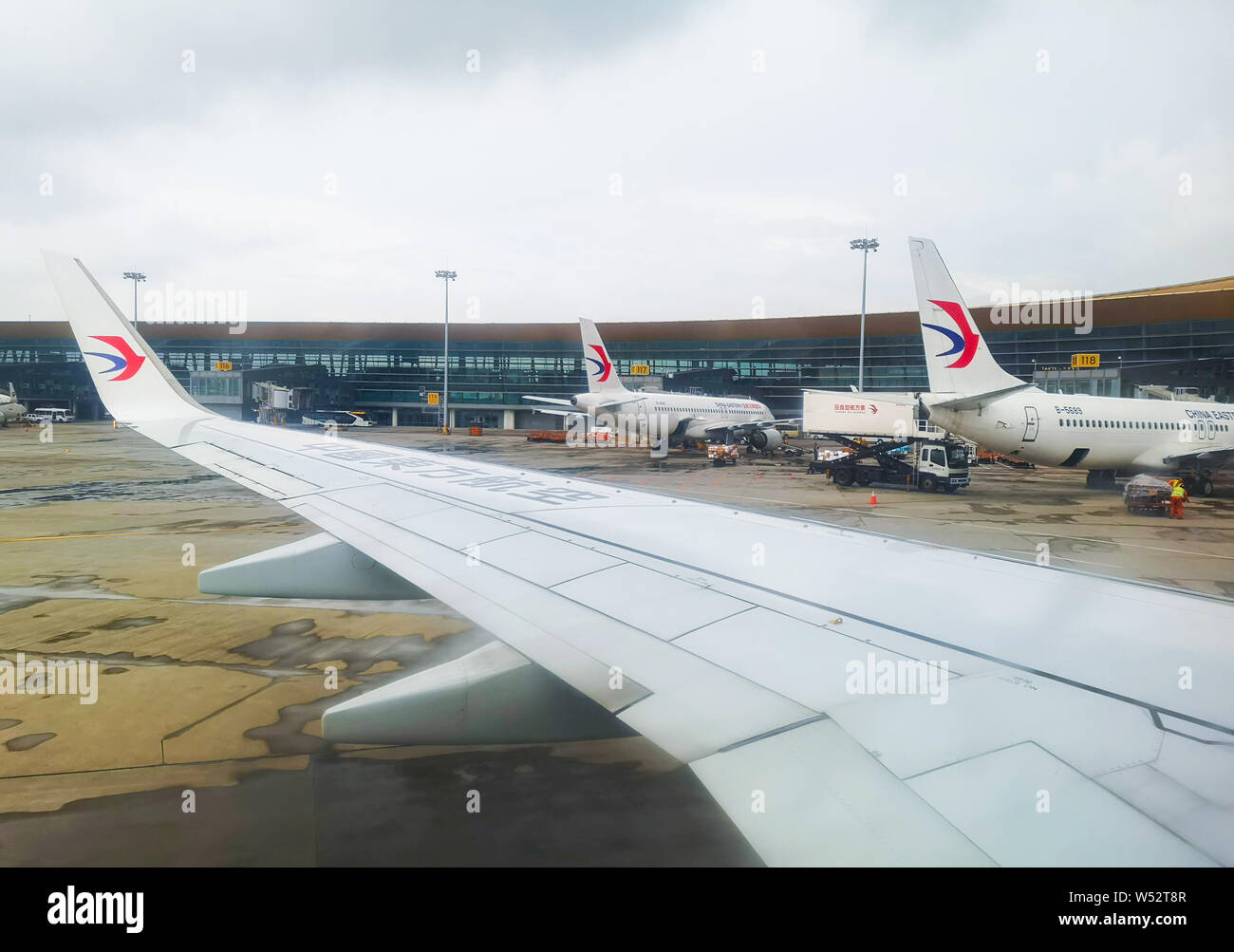 --FILE--Jet della China Eastern Airlines sono visti in un aeroporto in Cina a Shanghai, 10 ottobre 2018. China Eastern Airlines Co Ltd, uno dei c Foto Stock