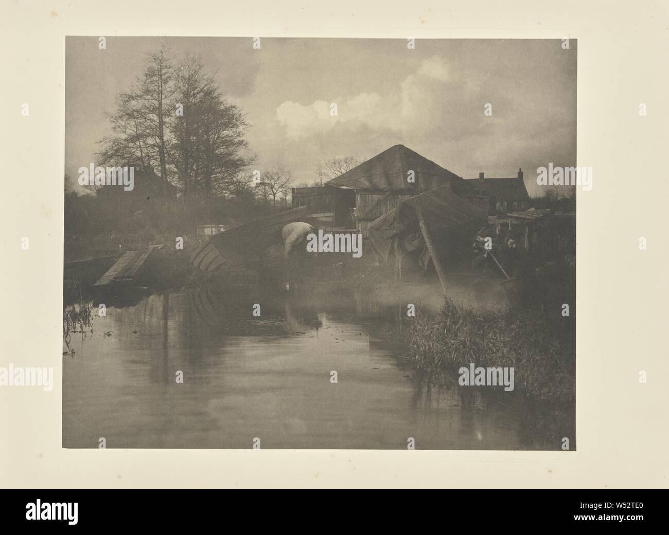 Un Norfolk Boat-Yard, Peter Henry Emerson (British, nato a Cuba, 1856 - 1936), Londra, Inghilterra, 1886, Platinum print, 23,2 × 28,9 cm (9 1/8 × 11 3/8 in Foto Stock