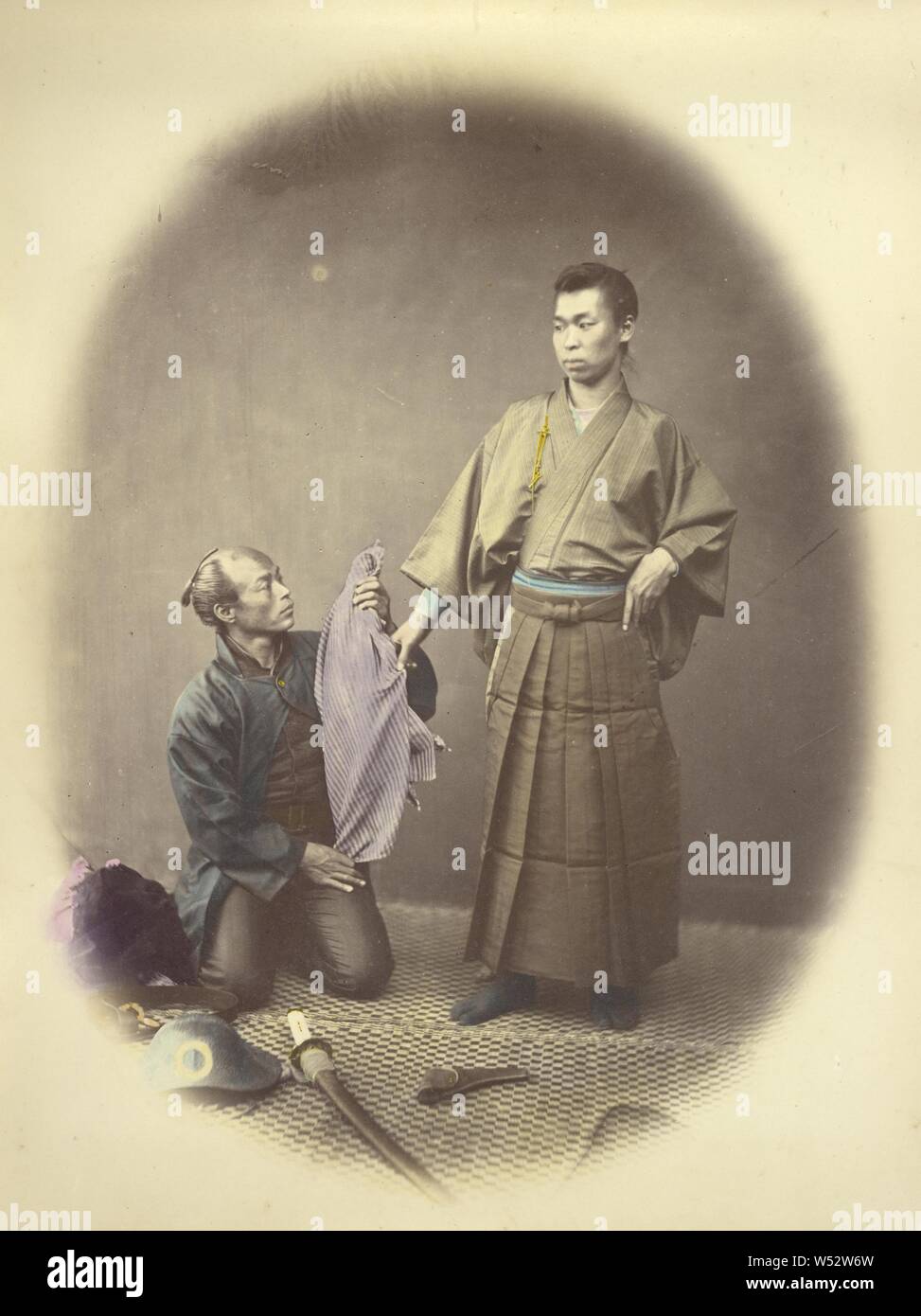Un funzionario e la sua assistente, Felice Beato (inglese, nato in Italia, 1832 - 1909), Giappone, 1866 - 1867, colorate a mano albume silver stampa, 30,6 x 22,9 cm (12 1/16 x 9 in Foto Stock