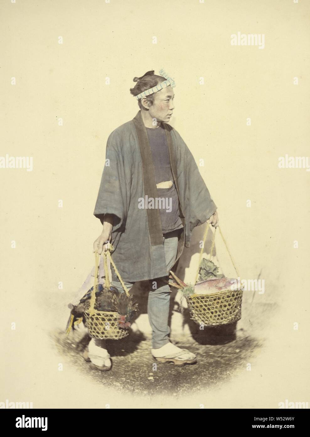 Cuoco giapponese, di ritorno dal mercato, Felice Beato (inglese, nato in Italia, 1832 - 1909), Giappone, 1866 - 1867, colorate a mano albume silver stampa, 26.5 x 20.2 cm (10 7/16 x 7 15/16 in Foto Stock
