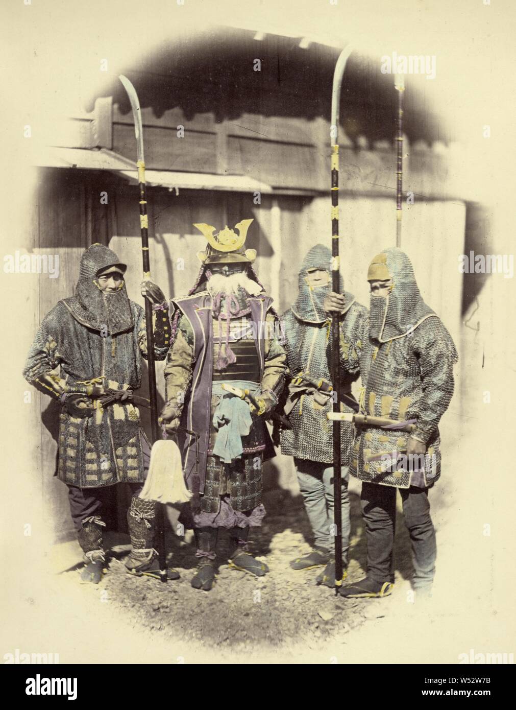 Antiche armature, Felice Beato (inglese, nato in Italia, 1832 - 1909), Giappone, 1866 - 1867, colorate a mano albume silver stampa, 26,8 x 21,3 cm (10 9/16 x 8 3/8 in Foto Stock