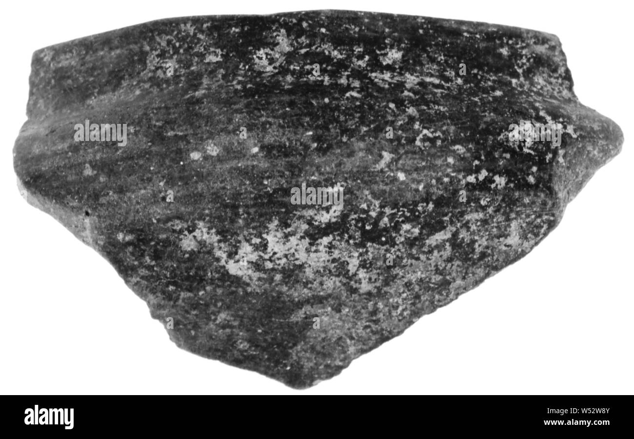 Impasto frammento di RIM, sconosciuto, Etruria, n.d., terracotta, 6,6 × 3,4 × 3,2 cm (2 5/8 × 1 5/16 x 1 1/4 in Foto Stock