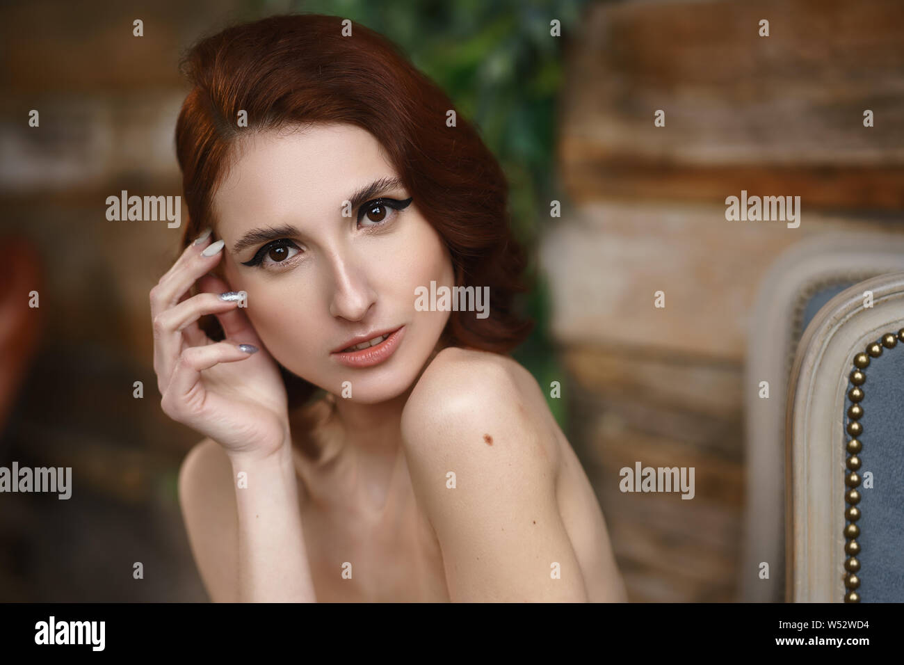 Concetto: moda, bellezza. Pretty redhead sottile giovane povera donna testa e spalle nude ritratto. Studio photoshoot. Foto Stock