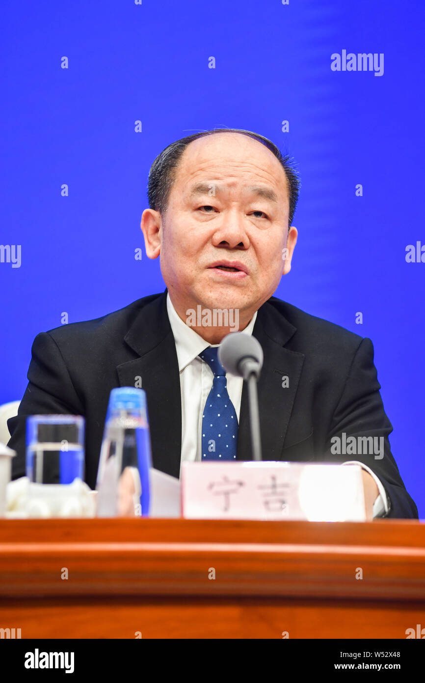 Ning Jizhe, Commissario dell'Ufficio Nazionale di Statistica, parla per il rilascio di informazioni relative a livello nazionale le prestazioni economiche nel 2018, durante una Foto Stock