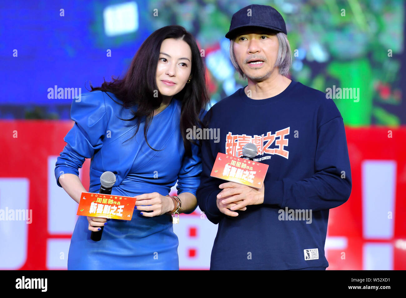 Hong Kong-Australian attrice e cantante cantopop Cecilia Cheung, sinistra e cinese il regista e attore Stephen Chow, partecipare a una conferenza stampa per Foto Stock