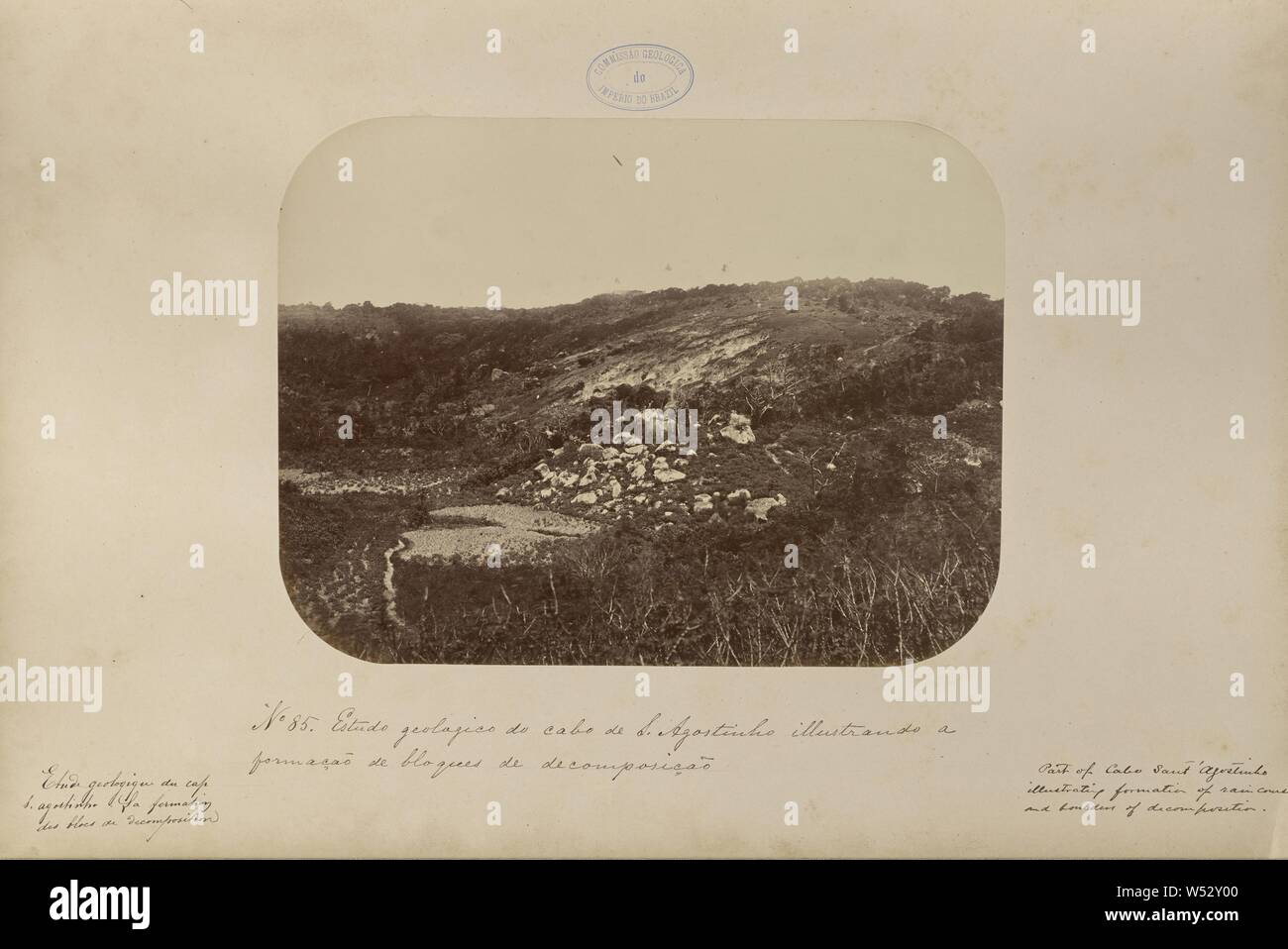 Estudo geológico do Cabo de Santo Agostinho illustrando à formação de bloques de decomposição, Marc Ferrez (brasiliano, 1843 - 1923), Pernambuco, Brasile, 1875 - 1876, albume silver stampa, 19,2 × 25,2 cm (7 9/16 × 9 15/16 in Foto Stock