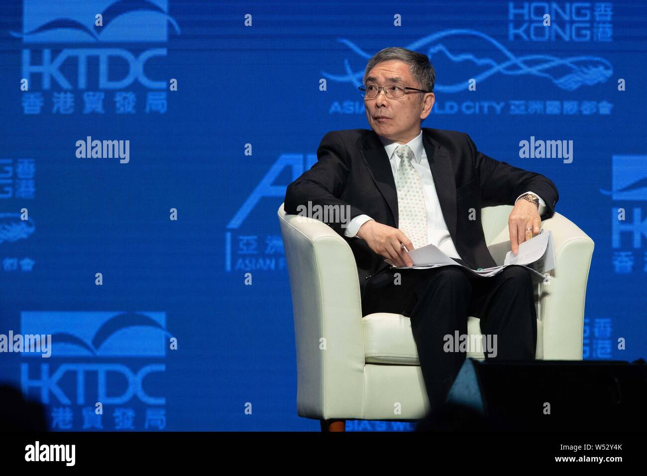 Henry James Lau Jr., il Segretario per i servizi finanziari e il tesoro del governo della RAS di Hong Kong, assiste il dodicesimo Asian Forum finanziario (AFF) 2019 Foto Stock