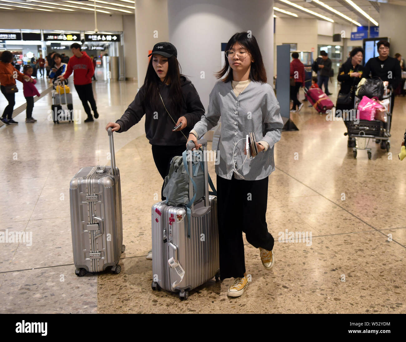 I passeggeri in coda fino a ottenere i loro biglietti durante il Festival di Primavera di viaggio rush, noto anche come "Chunyun', ad Hong Kong in West Kowloon Station del Foto Stock
