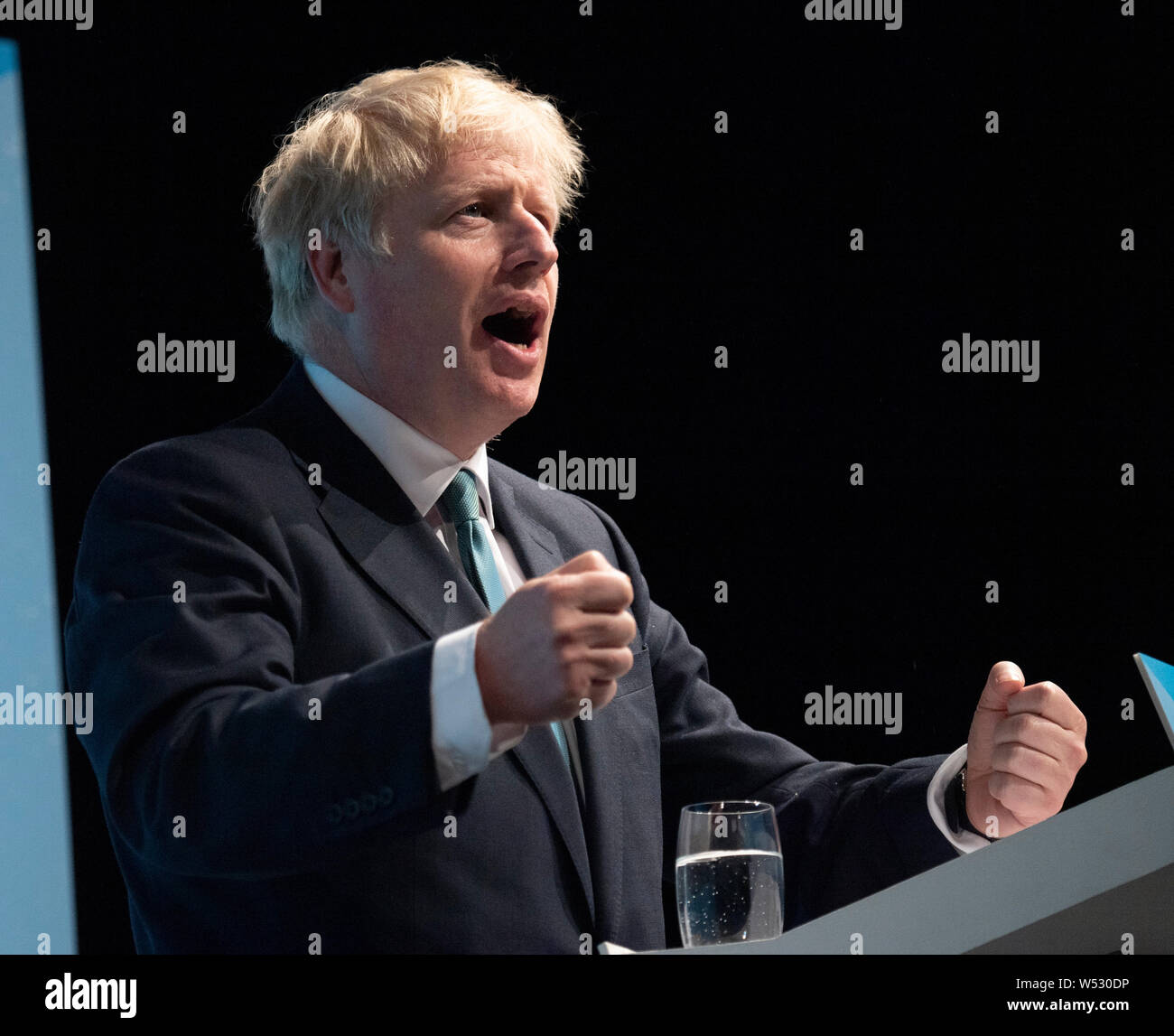 Leadership conservatore candidato Boris Johnson arriva prima di parlare a un pubblico di membri del partito come egli prende parte in una direzione del partito conservatore evento hustings a York Barbican sulla luglio 04, 2019 a York, Inghilterra Foto Stock