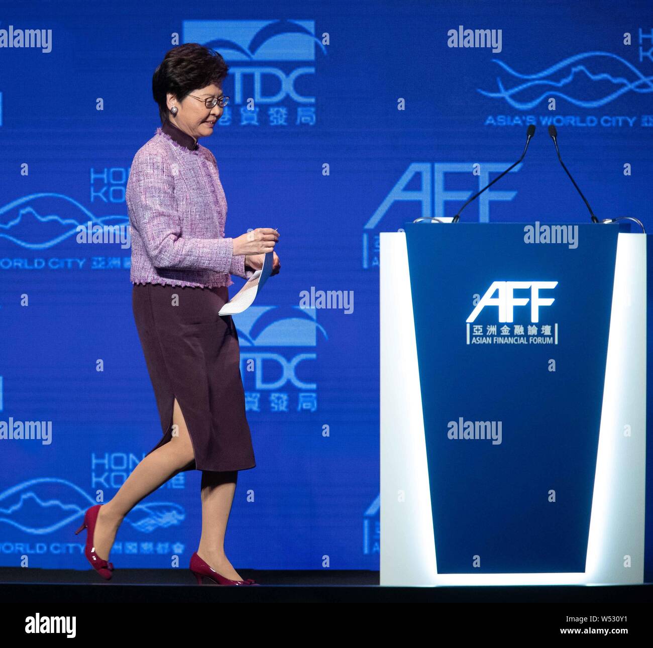 Hong Kong Chief Executive Carrie Lam Cheng Yuet-ngor offre un discorso durante il dodicesimo Asian Forum finanziario (AFF) 2019 a Hong Kong, Cina, 14 Januar Foto Stock