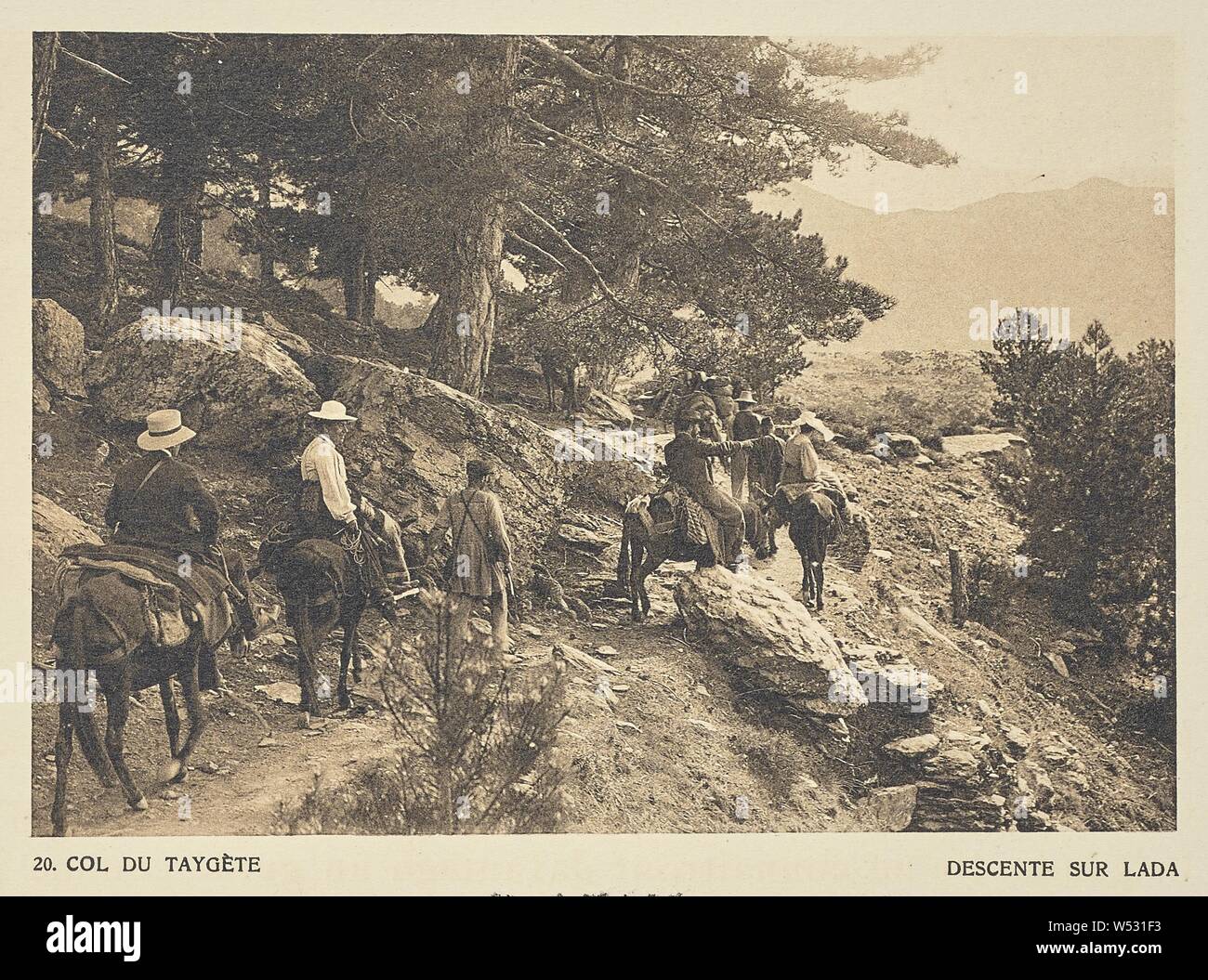 Col du Taygète. Descente sur Lada, Frédéric Boissonnas (Svizzera, 1858 - 1946), Ginevra, Svizzera, 1910, Heliogravure / Photolithograph, 9,9 × 14,1 cm (3 7/8 x 5 9/16 in Foto Stock