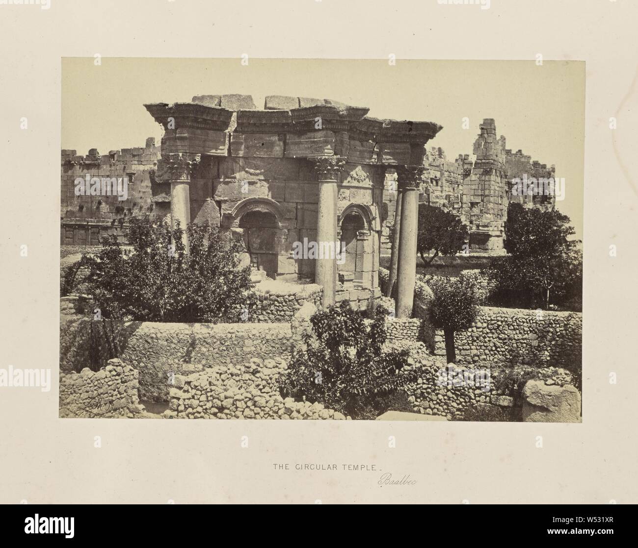 Il tempio circolare, Baalbec, Francis Frith (inglese, 1822 - 1898), Baalbeck, Libano, 1857, albume silver stampa, 15,8 × 22,9 cm (6 1/4 × 9 in Foto Stock