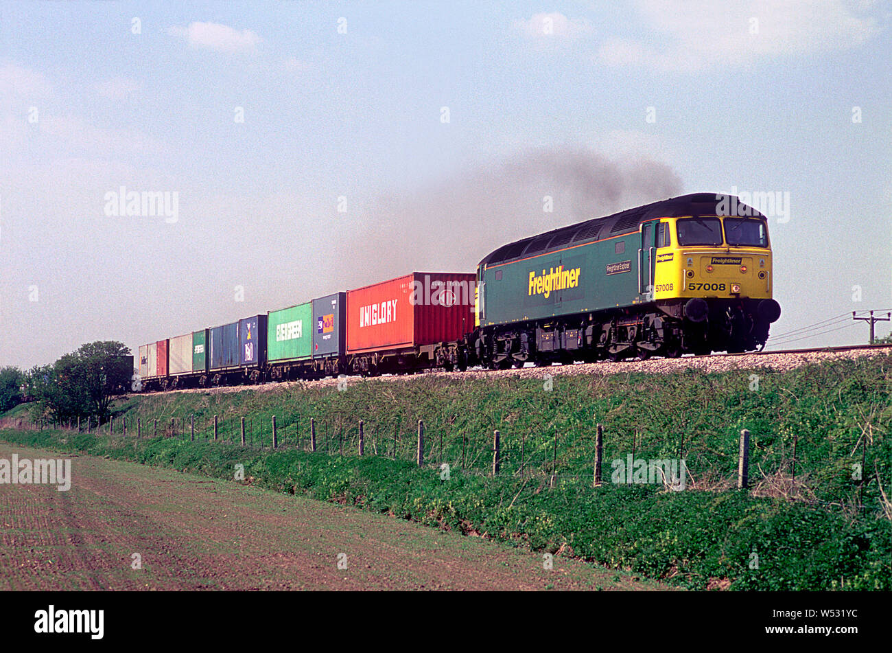 Una classe di Freightliner 57 numero di locomotiva 57008 'Freightliner Explorer' in via di raffreddamento sul ramo di granella nel Kent. Il 16 aprile 2002. Foto Stock