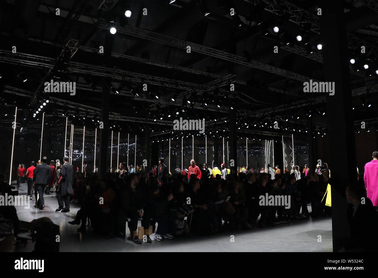 Visualizzazione modelli nuove creazioni a Versace fashion show durante la Milano Moda Uomo Settimana autunno/inverno 2019 in Italia, a Milano, 12 gennaio 2019. Foto Stock