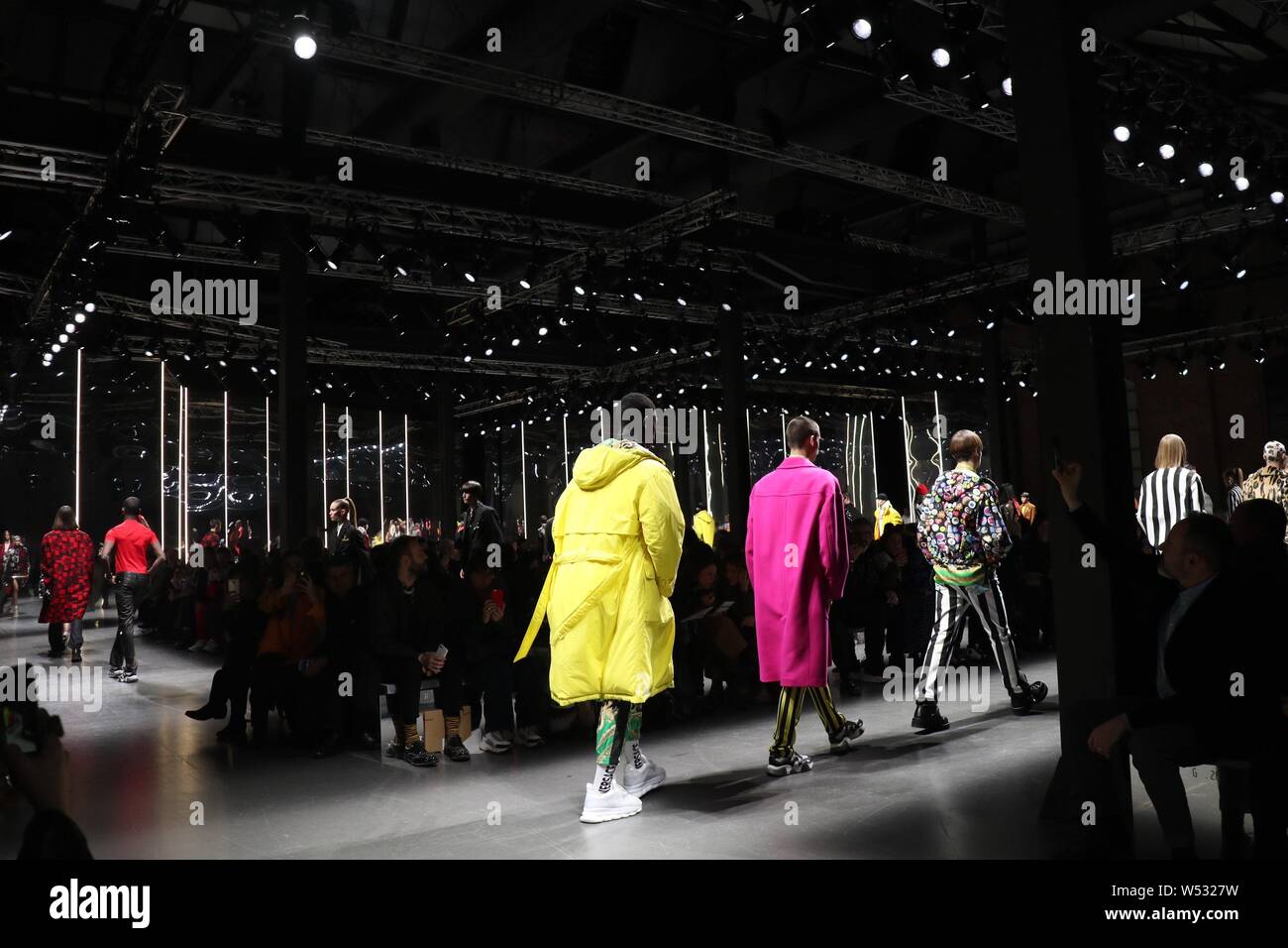 Visualizzazione modelli nuove creazioni a Versace fashion show durante la Milano Moda Uomo Settimana autunno/inverno 2019 in Italia, a Milano, 12 gennaio 2019. Foto Stock