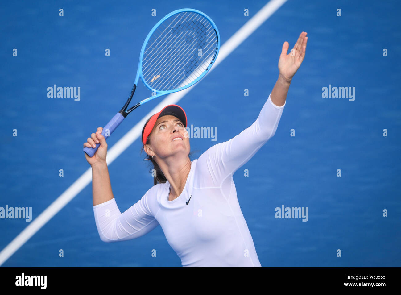 Maria Sharapova della Russia serve contro Timea Bacsinszky della Svizzera in il loro match di primo turno del singolare femminile durante il 2019 WTA Shenzhe Foto Stock