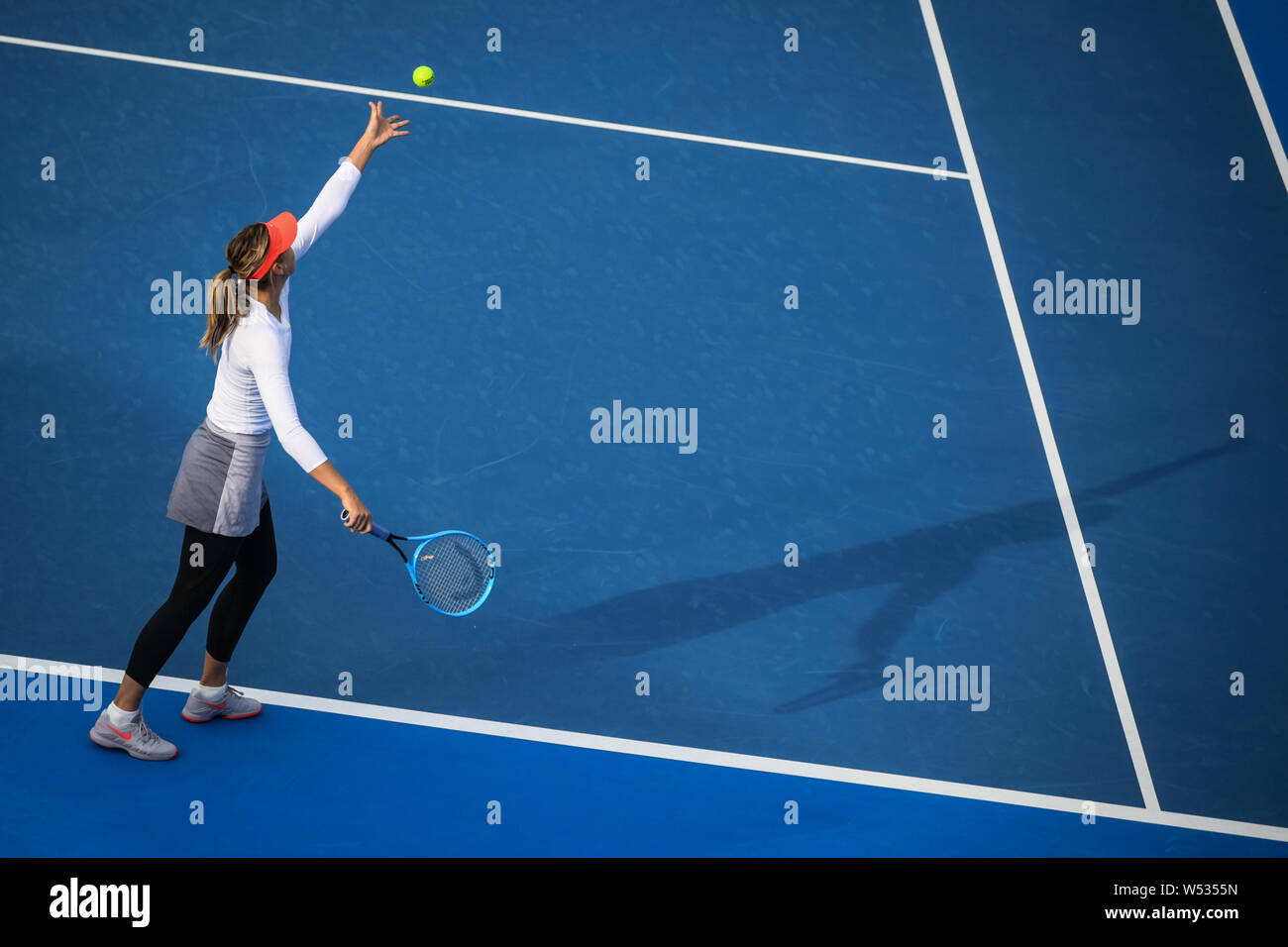 Maria Sharapova della Russia serve contro Timea Bacsinszky della Svizzera in il loro match di primo turno del singolare femminile durante il 2019 WTA Shenzhe Foto Stock