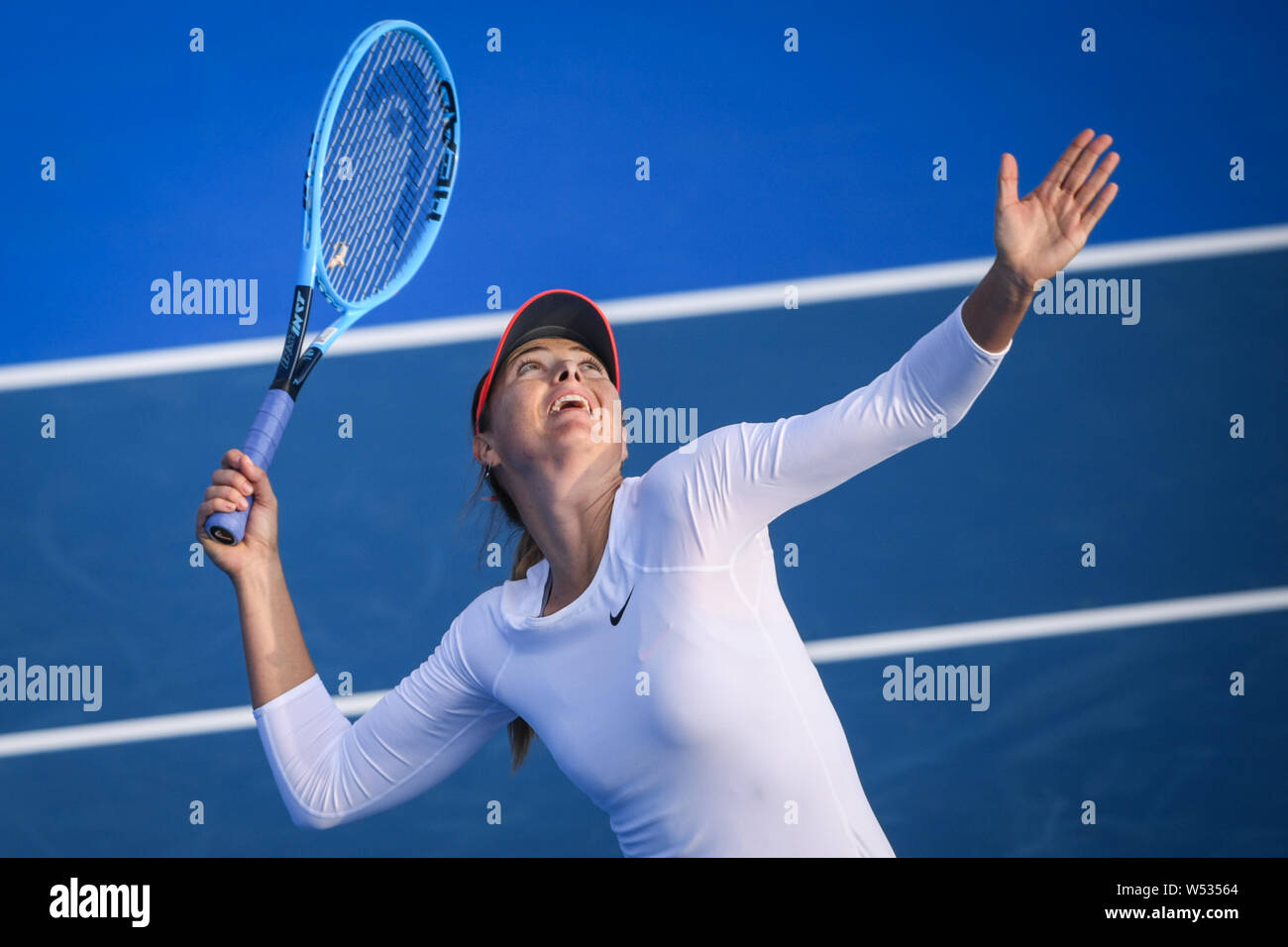 Maria Sharapova della Russia serve contro Timea Bacsinszky della Svizzera in il loro match di primo turno del singolare femminile durante il 2019 WTA Shenzhe Foto Stock
