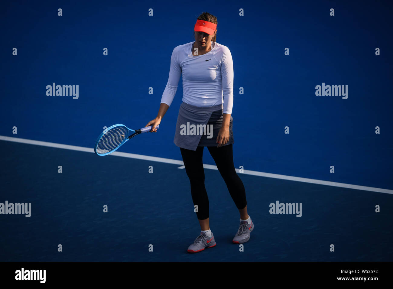 Maria Sharapova della Russia reagisce come lei compete contro Timea Bacsinszky della Svizzera in il loro match di primo turno del singolare femminile durante il Foto Stock