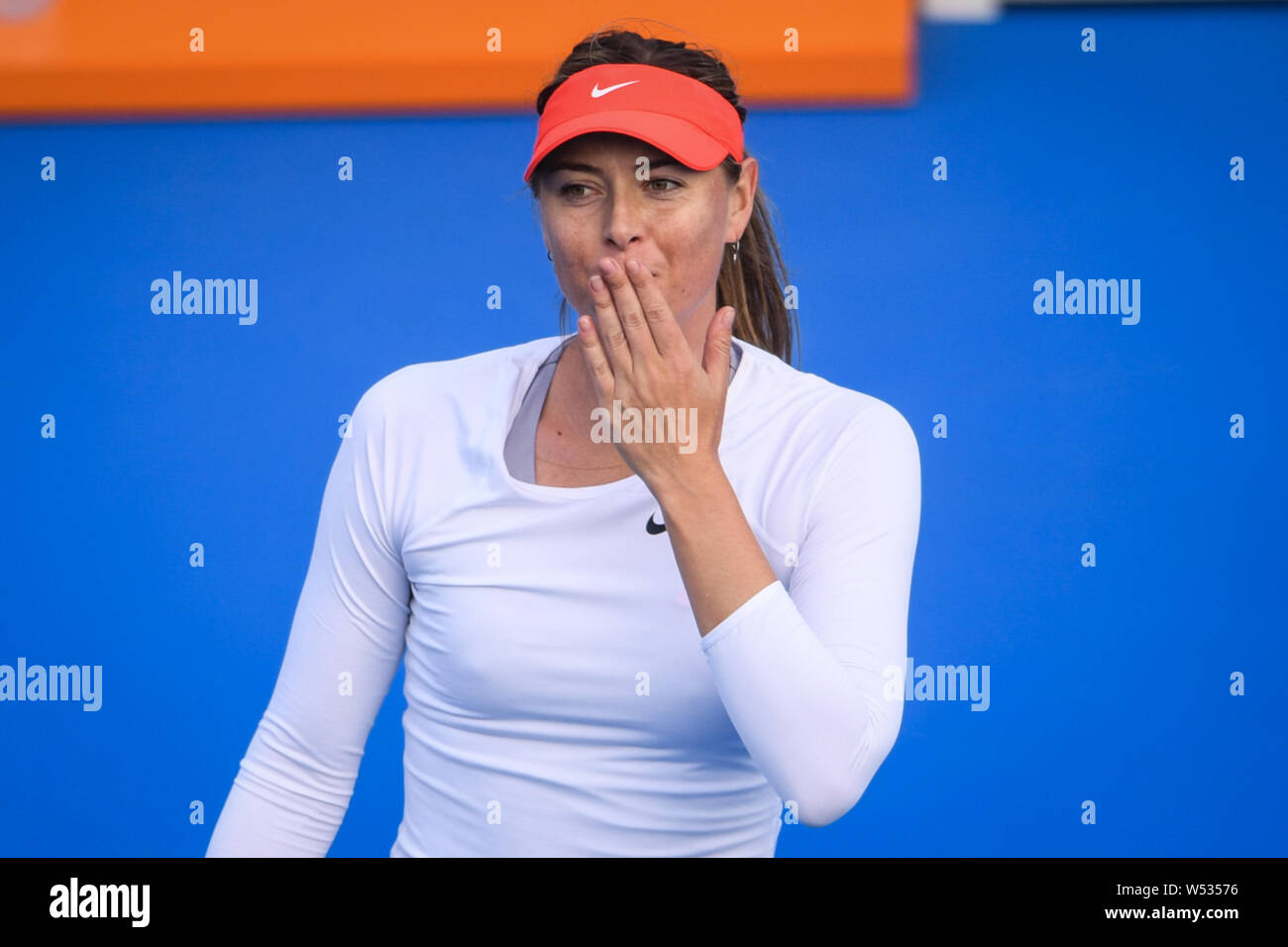 Maria Sharapova della Russia celebra dopo aver sconfitto Timea Bacsinszky della Svizzera in il loro match di primo turno del singolare femminile durante il 2019 Foto Stock