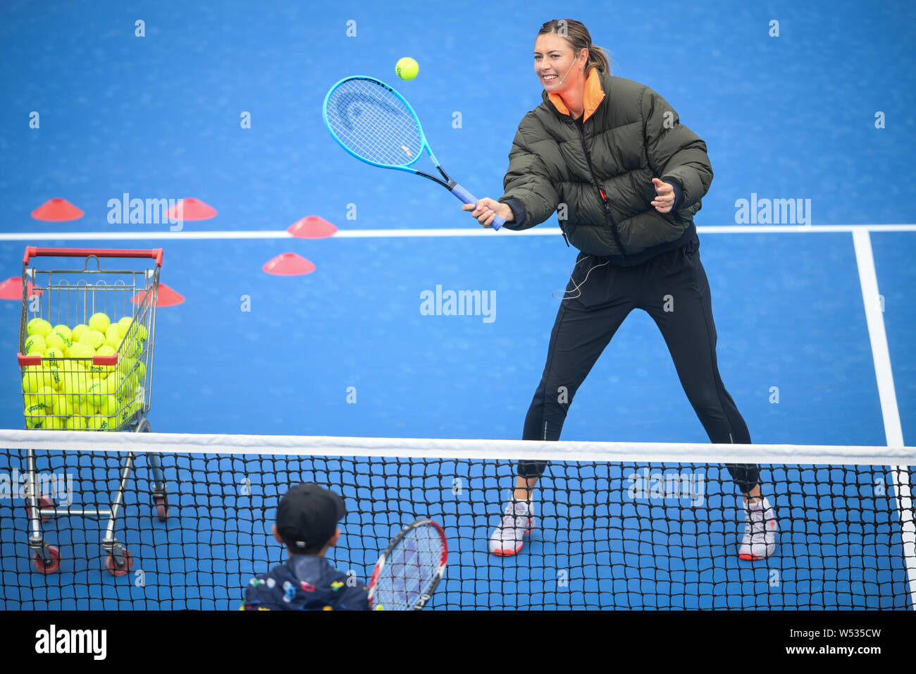 Il russo tennista Maria Sharapova assiste il campione la Giornata dei bambini durante il WTA 2019 Shenzhen Open Tennis Tournament nella città di Shenzhen, sud ch Foto Stock