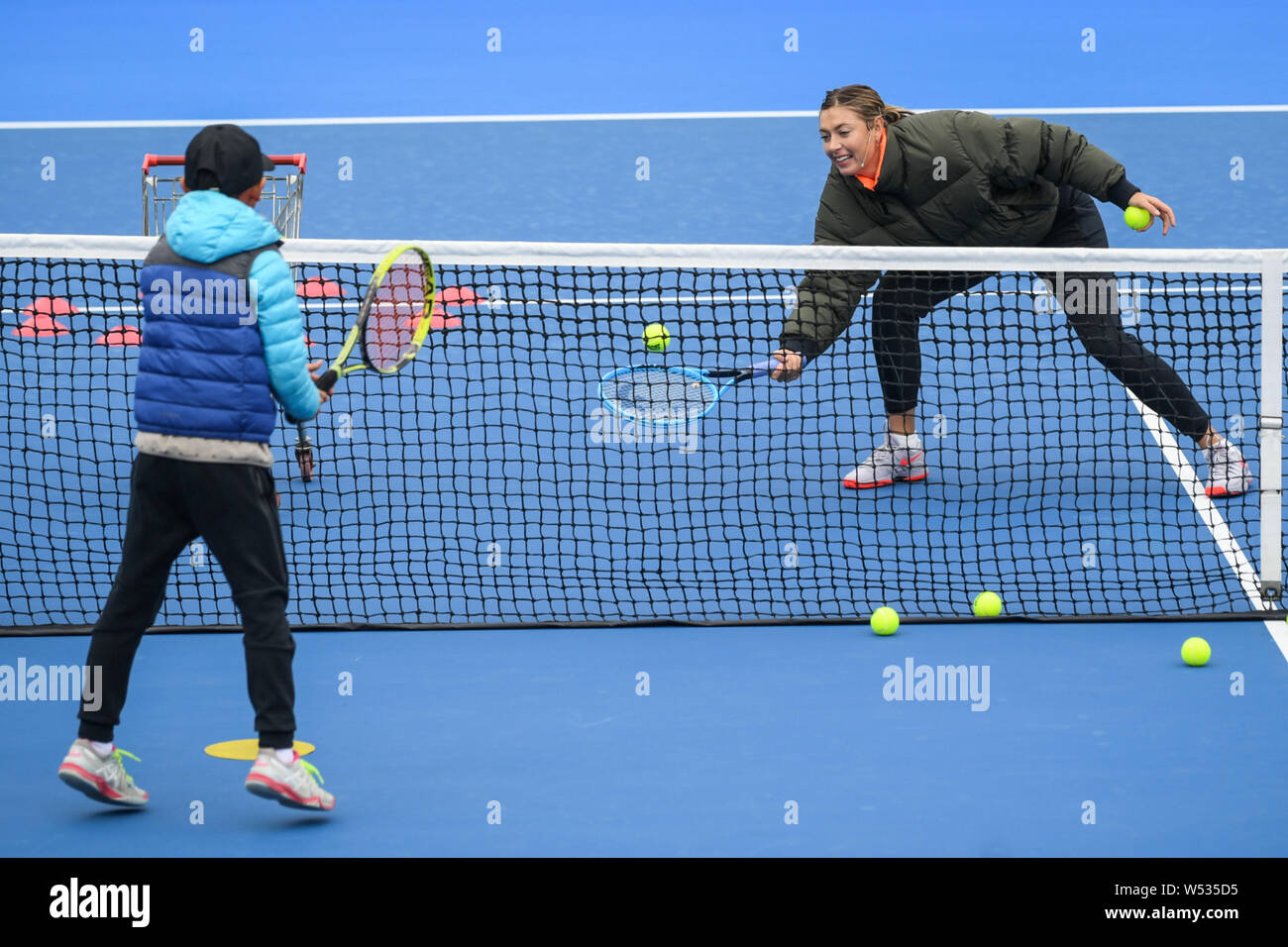 Il russo tennista Maria Sharapova assiste il campione la Giornata dei bambini durante il WTA 2019 Shenzhen Open Tennis Tournament nella città di Shenzhen, sud ch Foto Stock