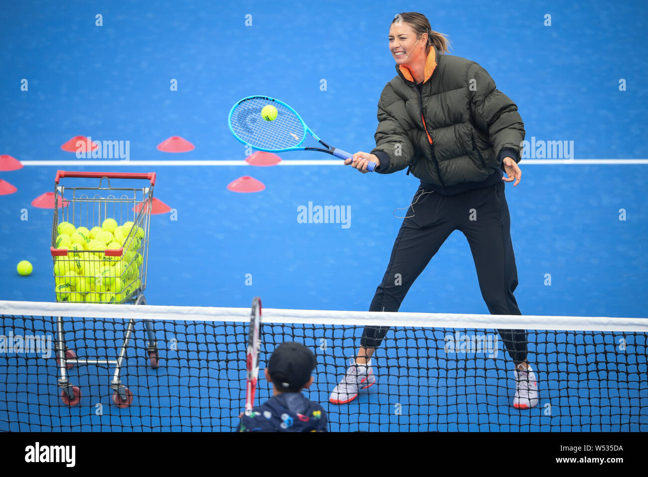 Il russo tennista Maria Sharapova assiste il campione la Giornata dei bambini durante il WTA 2019 Shenzhen Open Tennis Tournament nella città di Shenzhen, sud ch Foto Stock