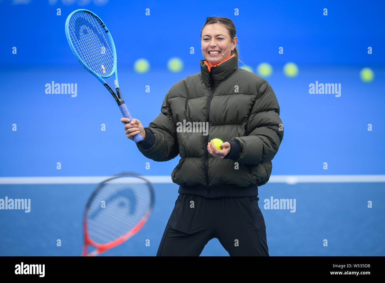 Il russo tennista Maria Sharapova assiste il campione la Giornata dei bambini durante il WTA 2019 Shenzhen Open Tennis Tournament nella città di Shenzhen, sud ch Foto Stock