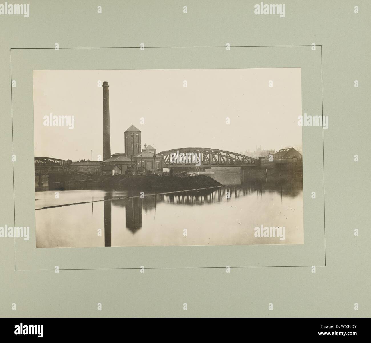 Salford - Trafford Road Ponte Girevole, G. Herbert & Orazio C. Bayley, Manchester, Inghilterra, negativo a dicembre 1893, stampa 1894, gelatina silver stampa, 15,9 × 24 cm (6 1/4 x 9 7/16 in Foto Stock