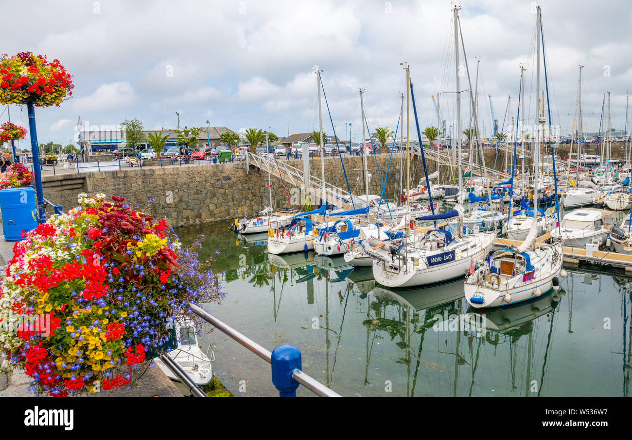 Un display di cestelli appesi al marina St Peters, Porto di Guernsey. Foto Stock