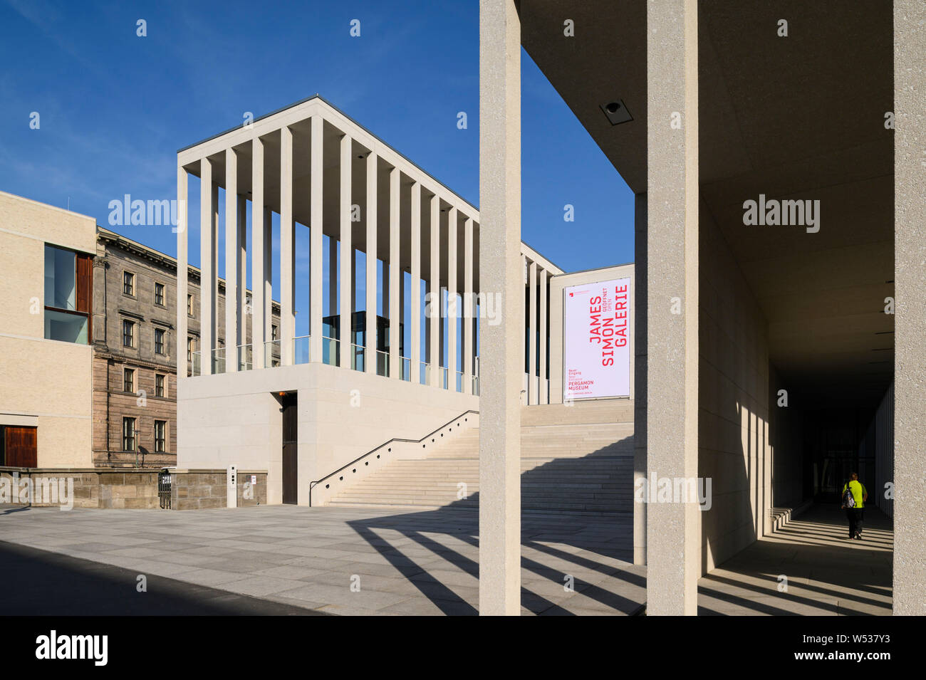 Berlino. Germania. James Simon Galerie, serve come il nuovo edificio di ingresso per il museo Island, da David Chipperfield Architects, 1999-2018. Foto Stock