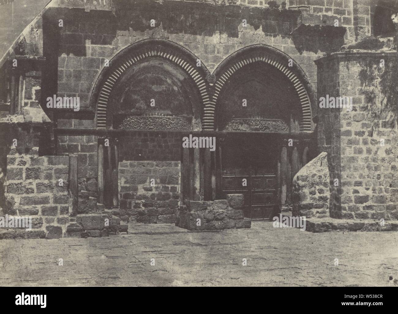 La Palestina. Jérusalem. Portici inférieures de l'Église du Saint-Sépulcre, Maxime Du Camp (Francese, 1822-1894), Louis Désiré Blanquart-Evrard (francese, 1802 - 1872), Gerusalemme, Israele, negativo agosto 19th, 1850, stampa 1852, salata stampa carta, 16,7 x 23,2 cm (6 9/16 x 9 1/8 in Foto Stock