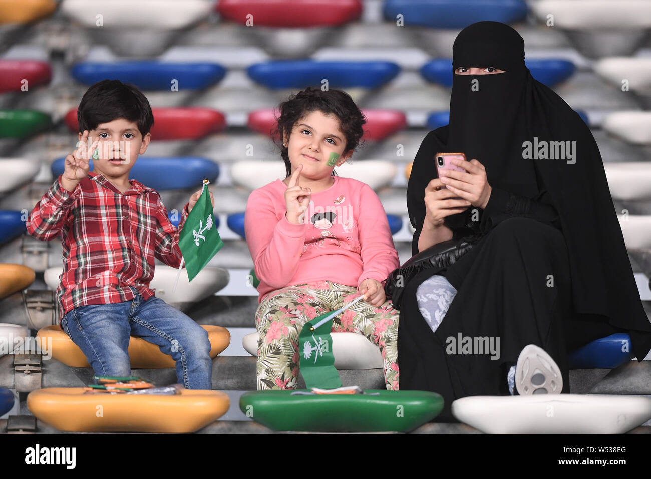 Saudi Arabian appassionati di calcio mostrano il supporto per Arabia Saudita nazionale di calcio nel 2019 AFC Asian Coppa di gruppo e partita di calcio tra Arabia Saudita Foto Stock