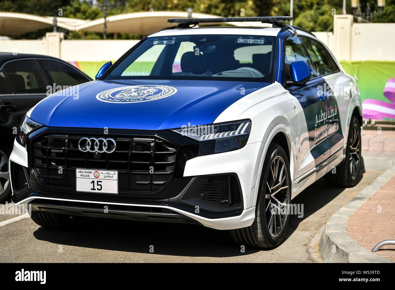 Una macchina della polizia di Audi di pattuglie precedendo l'AFC Asian Coppa di gruppo C match tra Cina e Kirghizistan vicino al Sheikh Khalifa International Stadium di Ab Foto Stock