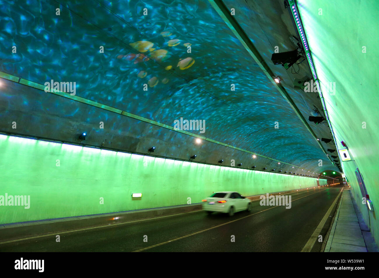 Vista interna del tunnel Huangjiawuji del Liupanshui-Weining (Liuwei) Autostrada supportato da rilassanti la tecnologia di illuminazione che presenta la scen Foto Stock