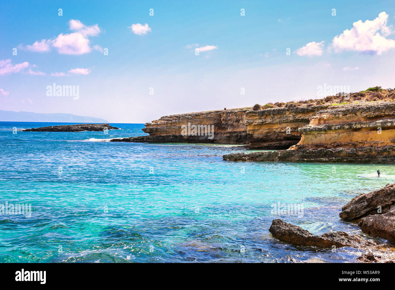 Spiaggia rocciosa con acqua turchese è situato nella baia di Pessada sull'isola di Cefalonia in Grecia. La bellezza del concetto di natura. Foto Stock