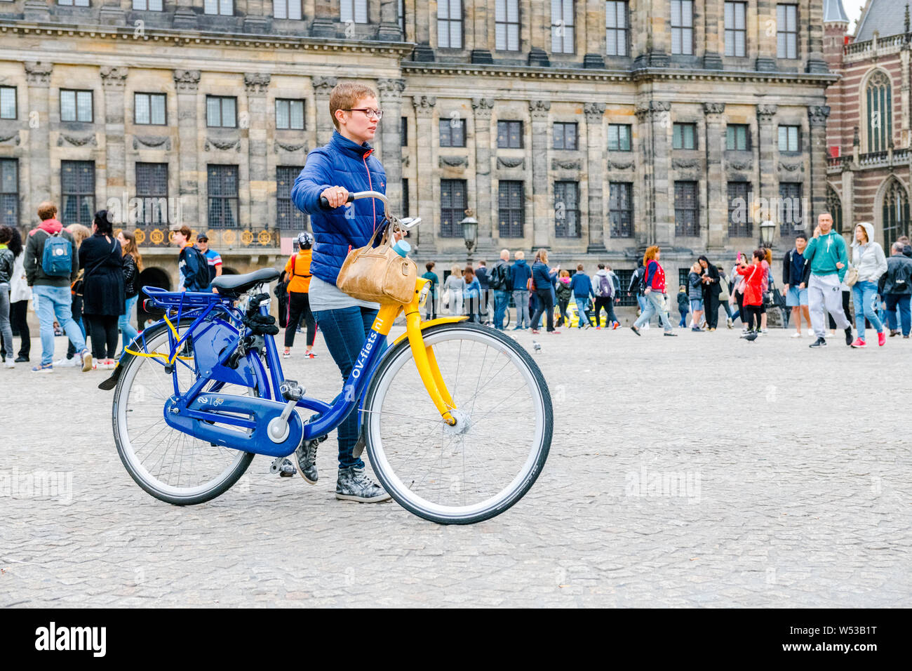 I ciclisti in bici accogliente città di Amsterdam, Olanda Foto Stock