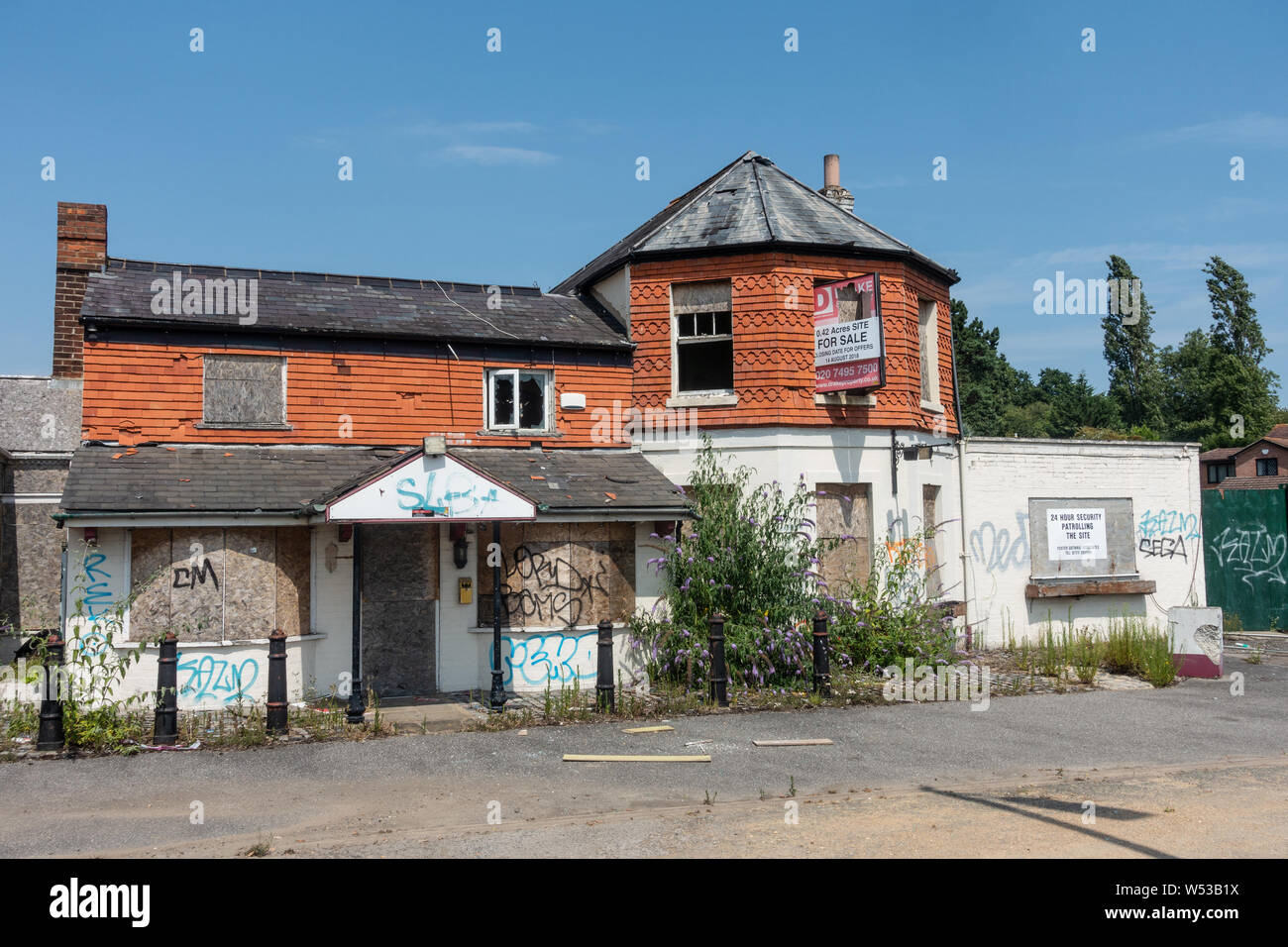 Un vecchio chiuso pub sulla Bath road nella lettura, UK. Si è lasciato vacante e abbandonata e è un bersaglio per atti di vandalismo e graffiti. Foto Stock