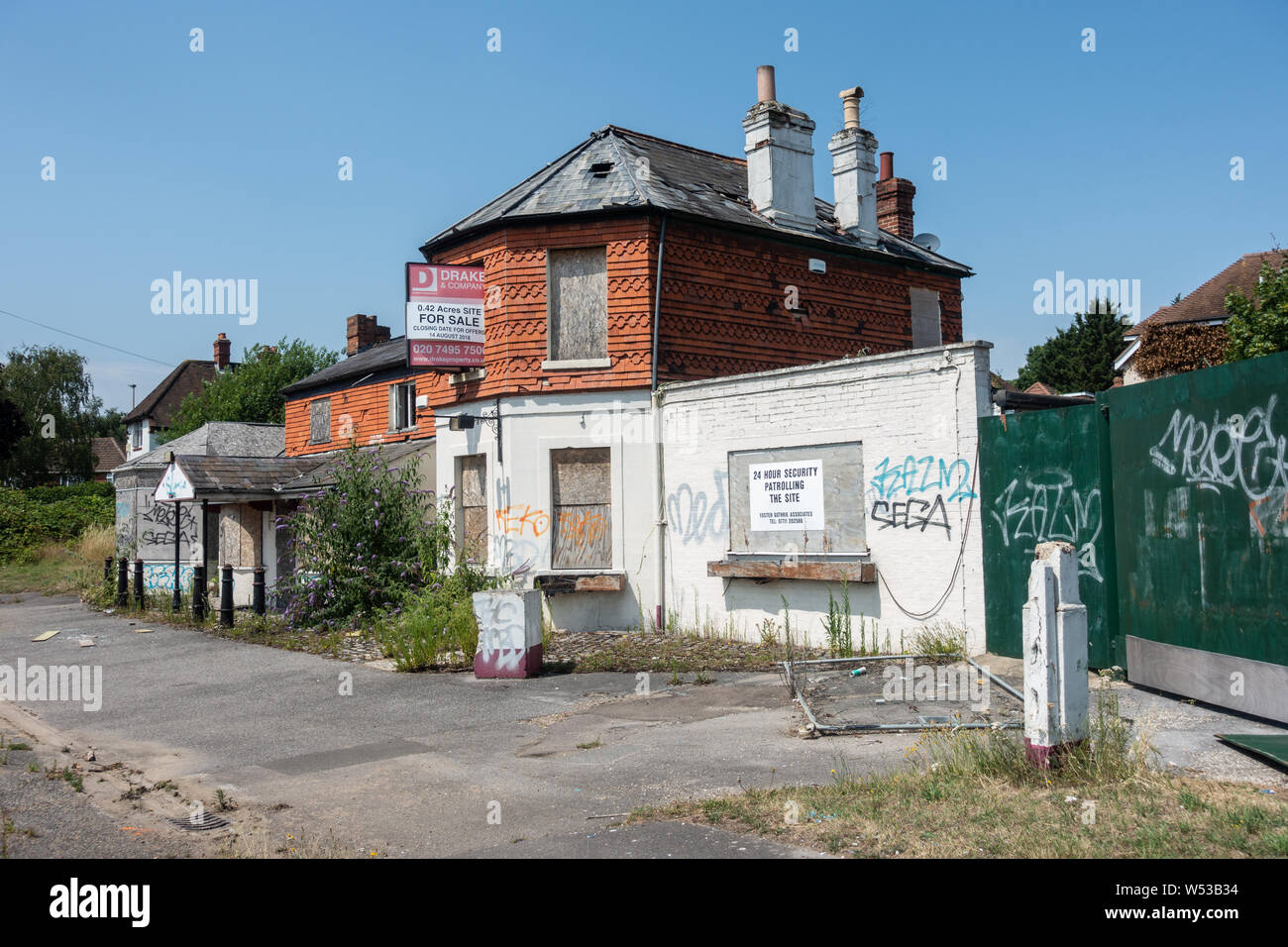 Un vecchio chiuso pub sulla Bath road nella lettura, UK. Si è lasciato vacante e abbandonata e è un bersaglio per atti di vandalismo e graffiti. Foto Stock