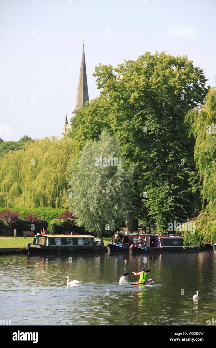 Il fiume Avon a Stratford upon Avon con chiesa della Santa Trinità guglia Foto Stock