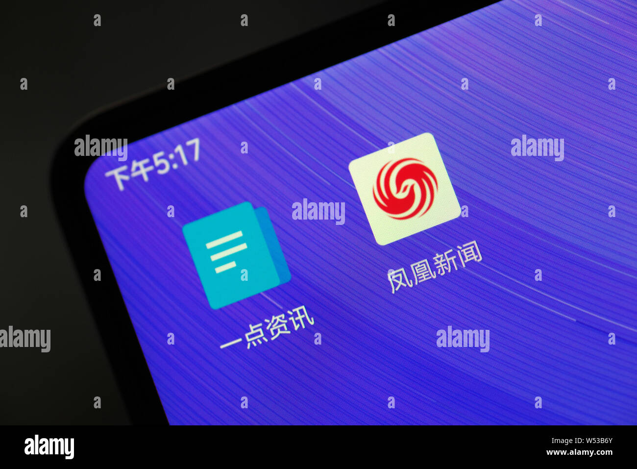 --FILE - Consente di visualizzare le icone di cinesi aggregatore di notizie Yidianzixun, sinistra e Phoenix News su uno smartphone in Ji'nan city, est della Cina di provincia di Shandong, 2 Foto Stock