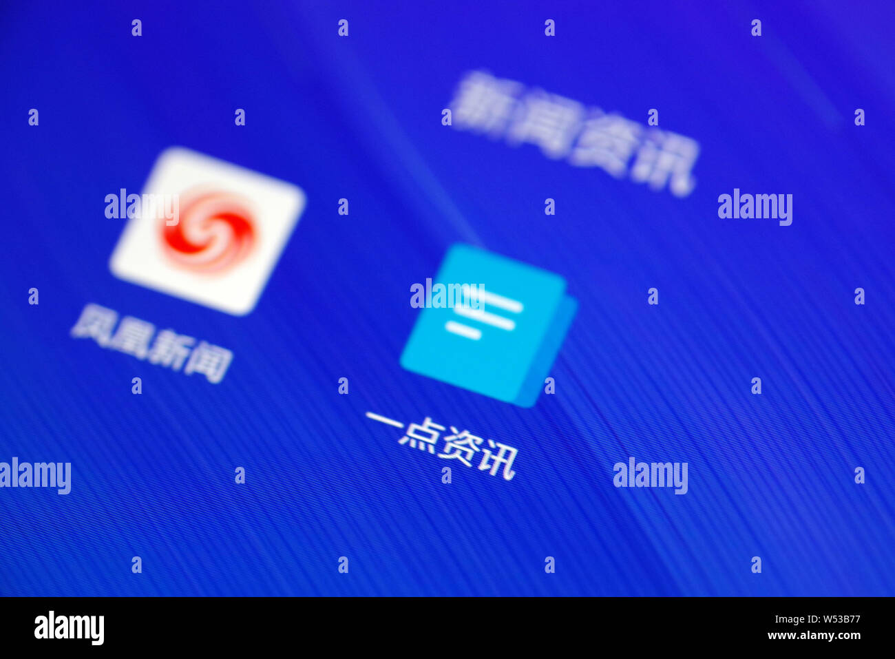 --FILE - Consente di visualizzare le icone di cinesi aggregatore di notizie Yidianzixun, destra e Phoenix News su uno smartphone in Ji'nan city, est della Cina di provincia di Shandong, Foto Stock